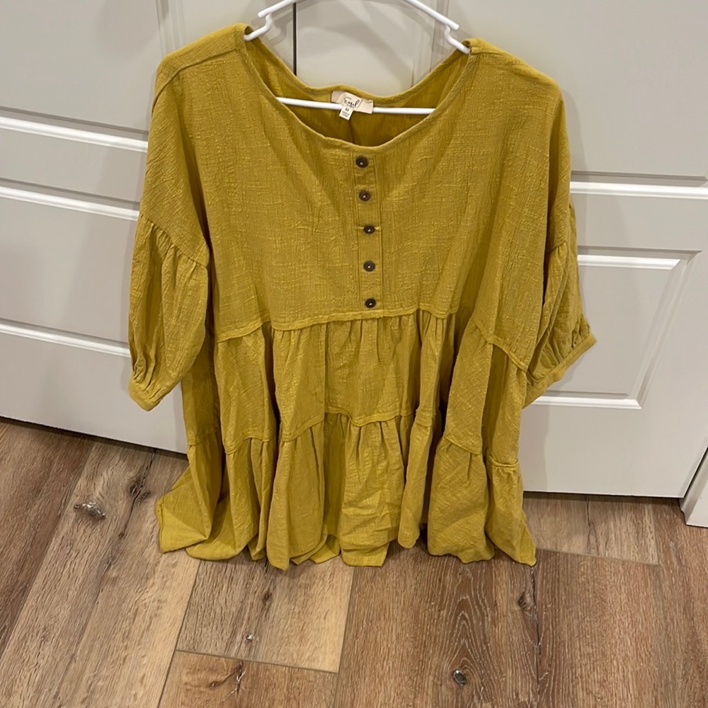 Non functional buttons, cuffed sleeve, tiered body